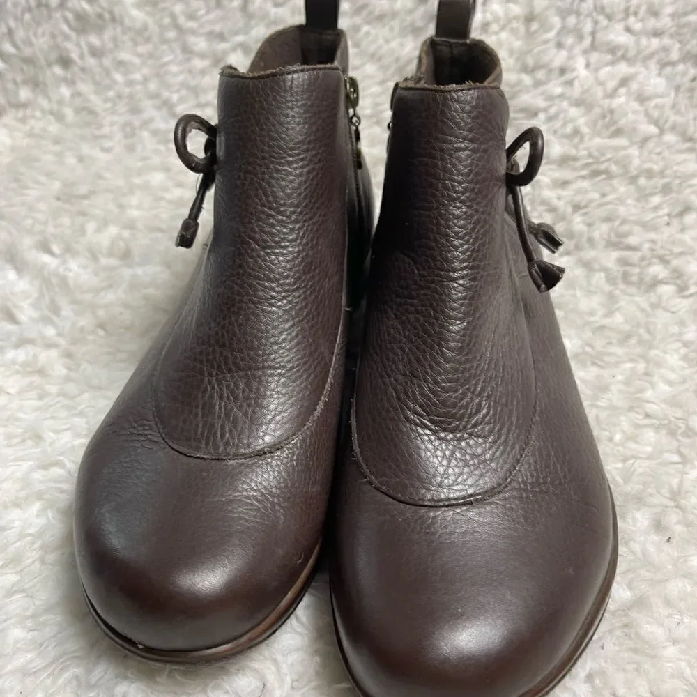 Soft walk Brown leather ankle boots with side zipper & side bow accent SZ10M